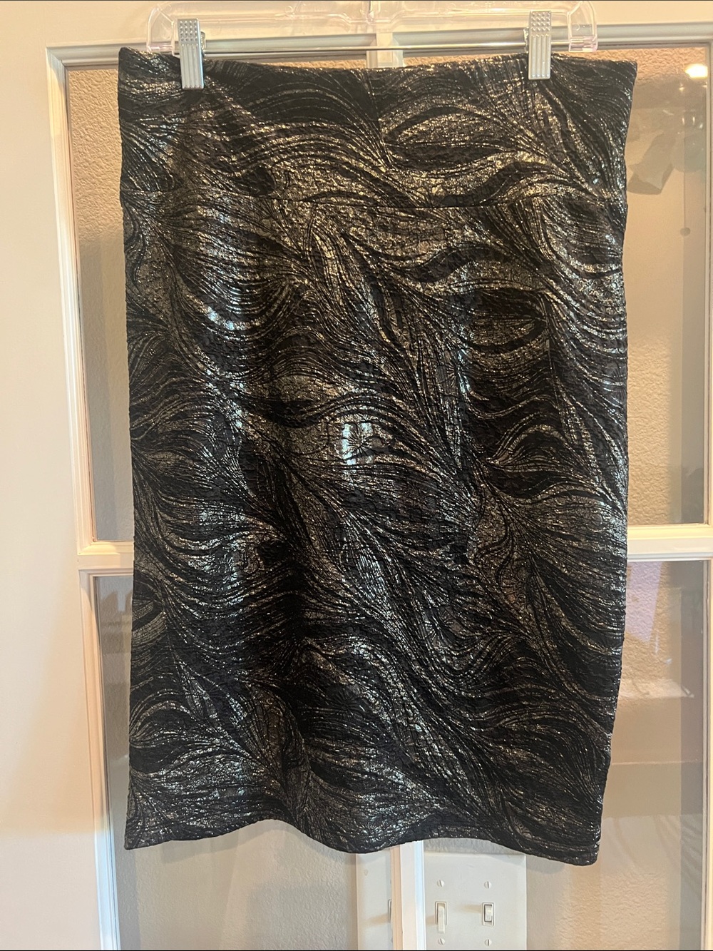 🎯 2/$5 LuLaRoe Black Metallic Wave-Print Pencil Skirt Size Large